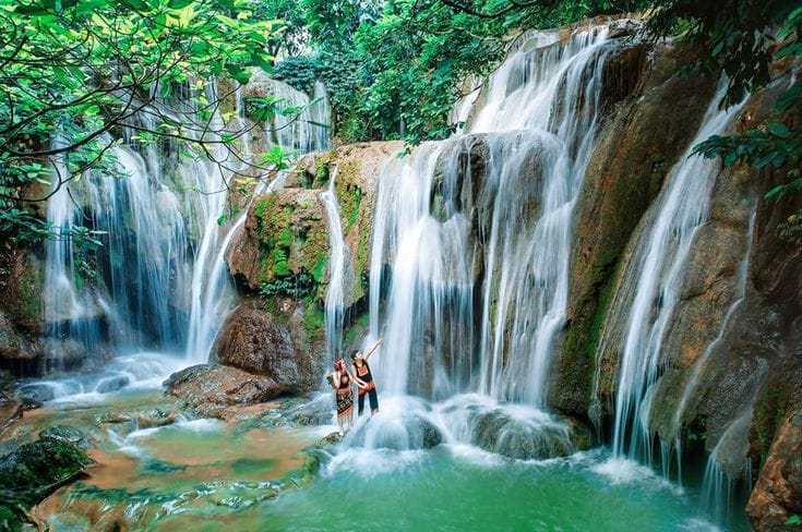 Da Lat Canyoning Adventure – Travelers abseiling down a waterfall in Da Lat, Vietnam.